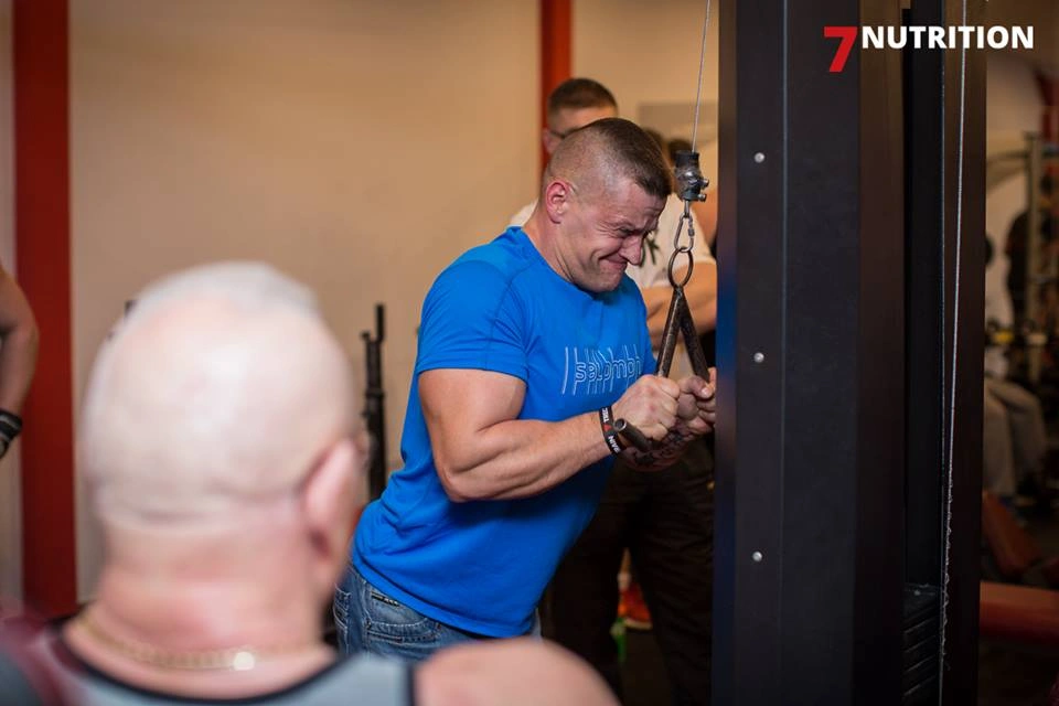 TRICEPS-GYM - Strefa siłowa z profesjonalnym sprzętem